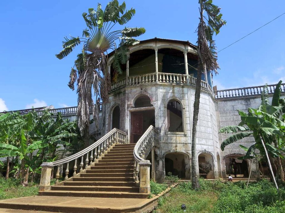 Plantation buildings at Água Izé.
